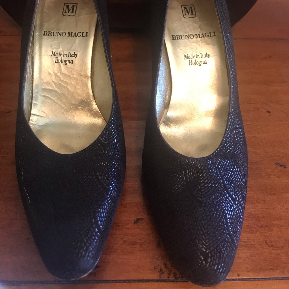 Bruno Magli textured short heel Sz 6. Dark Brown